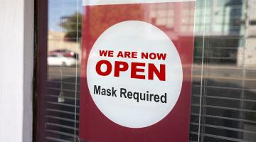 Sign on store indicating face mask required for entry